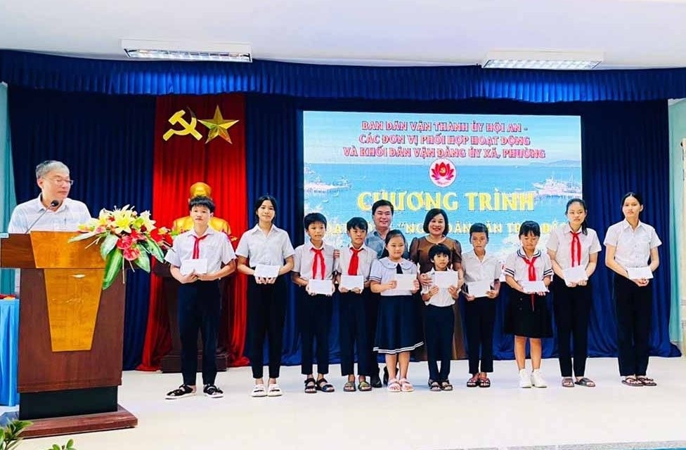 Trao 30 suất quà tặng các học sinh vượt khó học giỏi. Ảnh: THANH VY