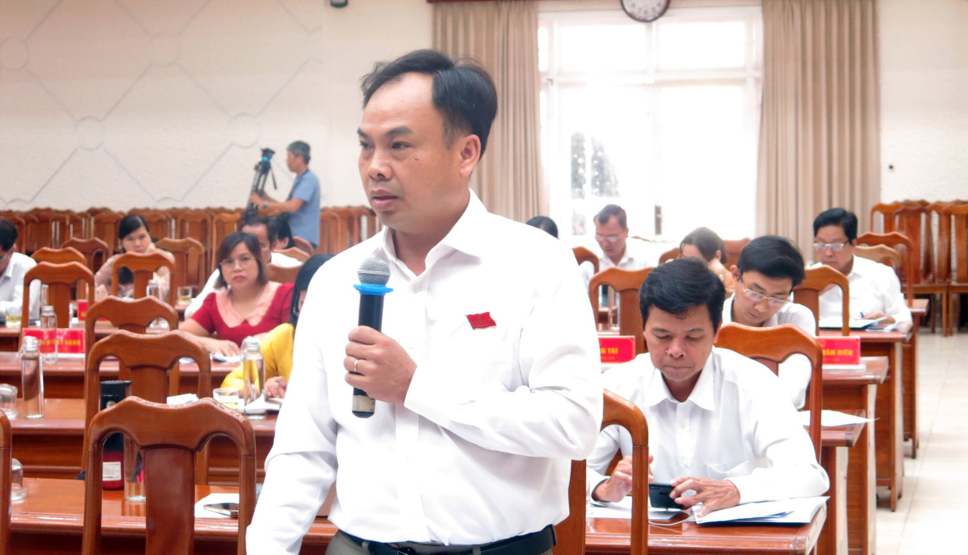 Ông Lâm Quang Thành - Phó Trưởng ban Kinh tế - Ngân sách HĐND tỉnh trình bày ý kiến. Ảnh: T.D