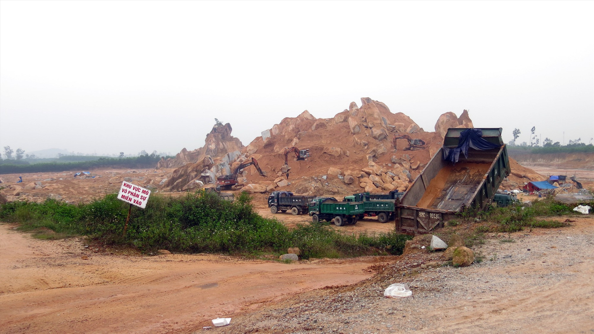 Một trong các mỏ đá, đất san lấp tại Quế Sơn hết hiệu lực khai thác, chuẩn bị đóng mỏ, sẽ bị loại ra khỏi quy hoạch. Ảnh: T.D