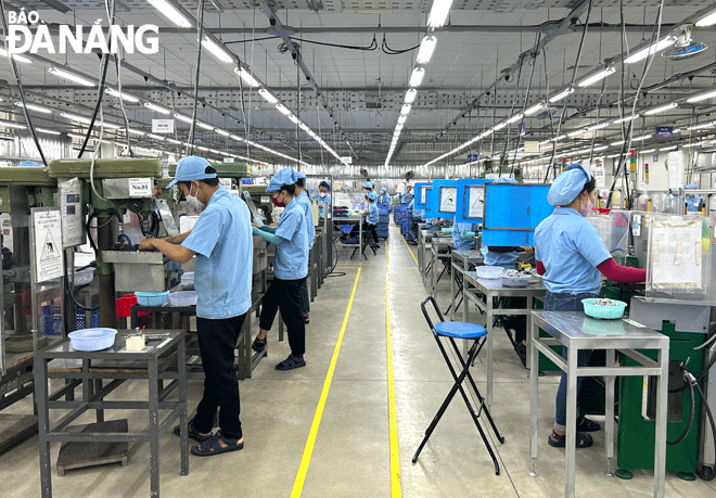 Việc bổ sung, đầu tư mới các khu công nghiệp mang nhiều lợi ích cho phát triển kinh tế - xã hội của thành phố. Trong ảnh: Công nhân sản xuất tại Công ty TNHH Daiwa Việt Nam (KCN Hòa Khánh, quận Liên Chiểu). Ảnh: M.Q