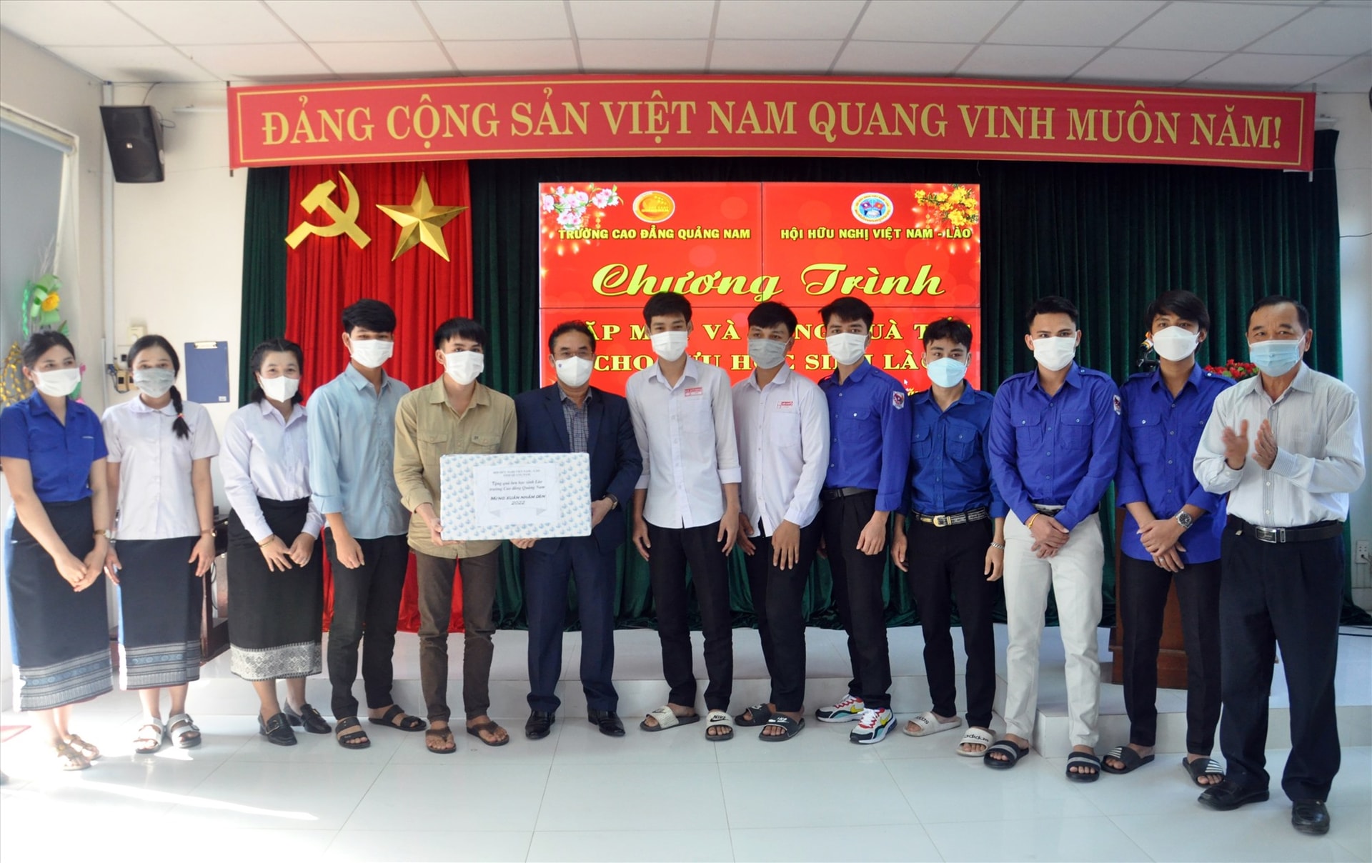 Phó Chủ tịch UBND tỉnh Trần Anh Tuấn tặng quà lưu học sinh Lào tại Quảng Nam nhân dịp Tết cổ truyền Việt Nam năm 2022. Ảnh: X.P