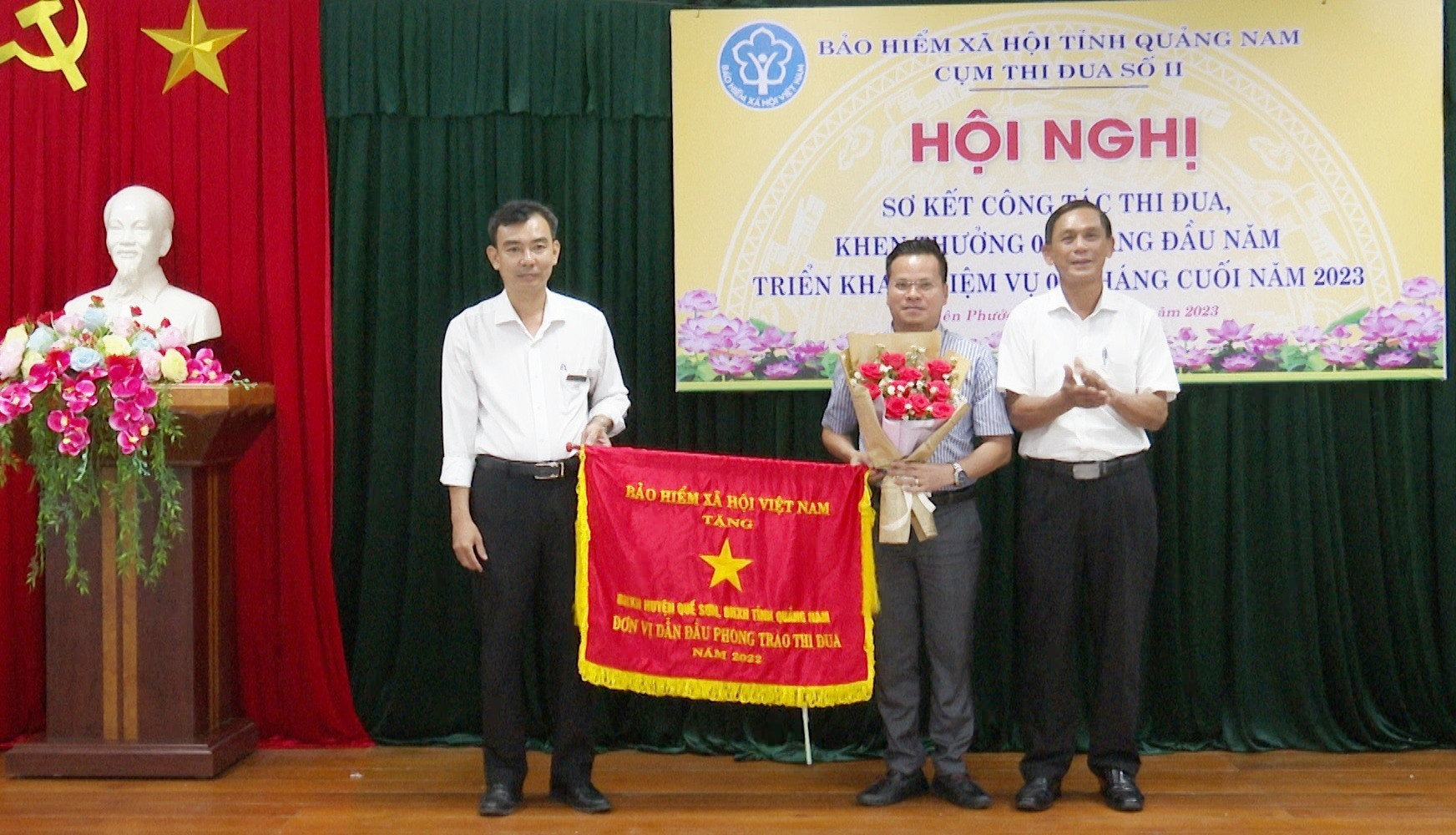 BHXH huyện Quế Sơn được nhận Cờ thi đua đơn vị dẫn đầu năm 2022. Ảnh N.H