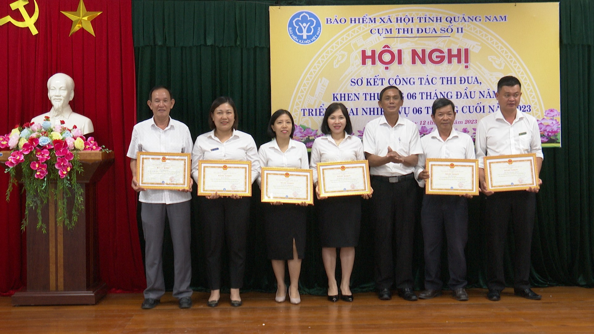 Nhiều tập thể, cá nhân trong Cụm thi đua số II được nhận Bằng khen của Giám đốc BHXH Việt Nam. Ảnh:N.HƯNG