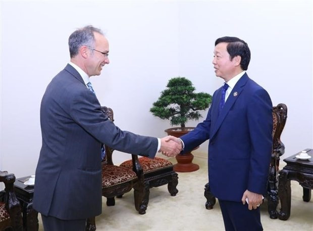Deputy PM Tran Hong Ha (R) meets with Professor Frank Jotzo from the Australian National University in Hanoi on July 11. (Photo: VNA)
