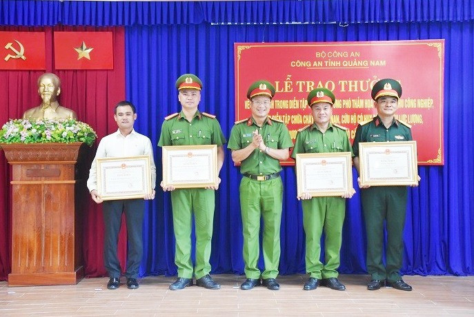 Đại tá Hồ Song Ân, Phó Giám đốc Công an tỉnh trao Bằng khen của Chủ tịch UBND tỉnh cho các tập thể. Ảnh: M.T