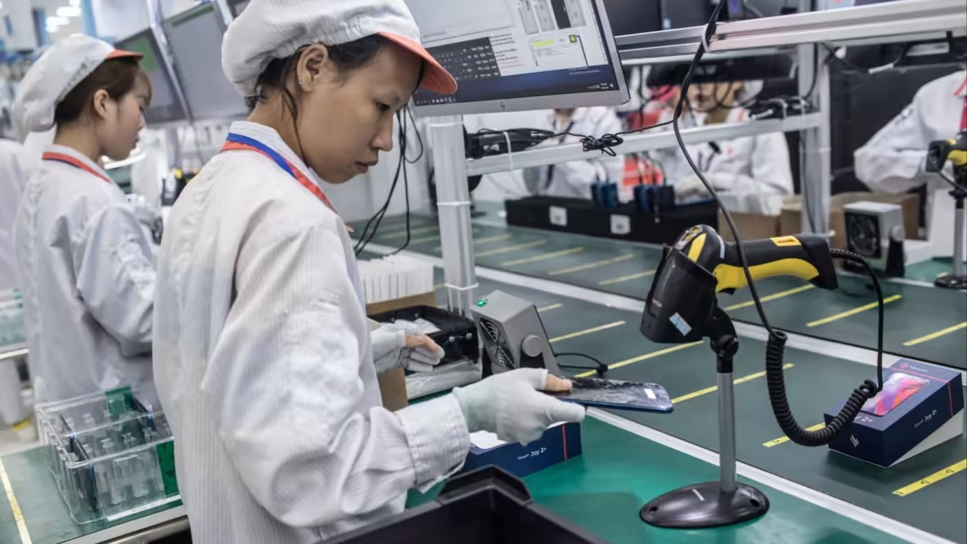 Một nhà máy sản xuất và lắp ráp linh kiện điện tử tại Viêt Nam. Ảnh: Bloomberg