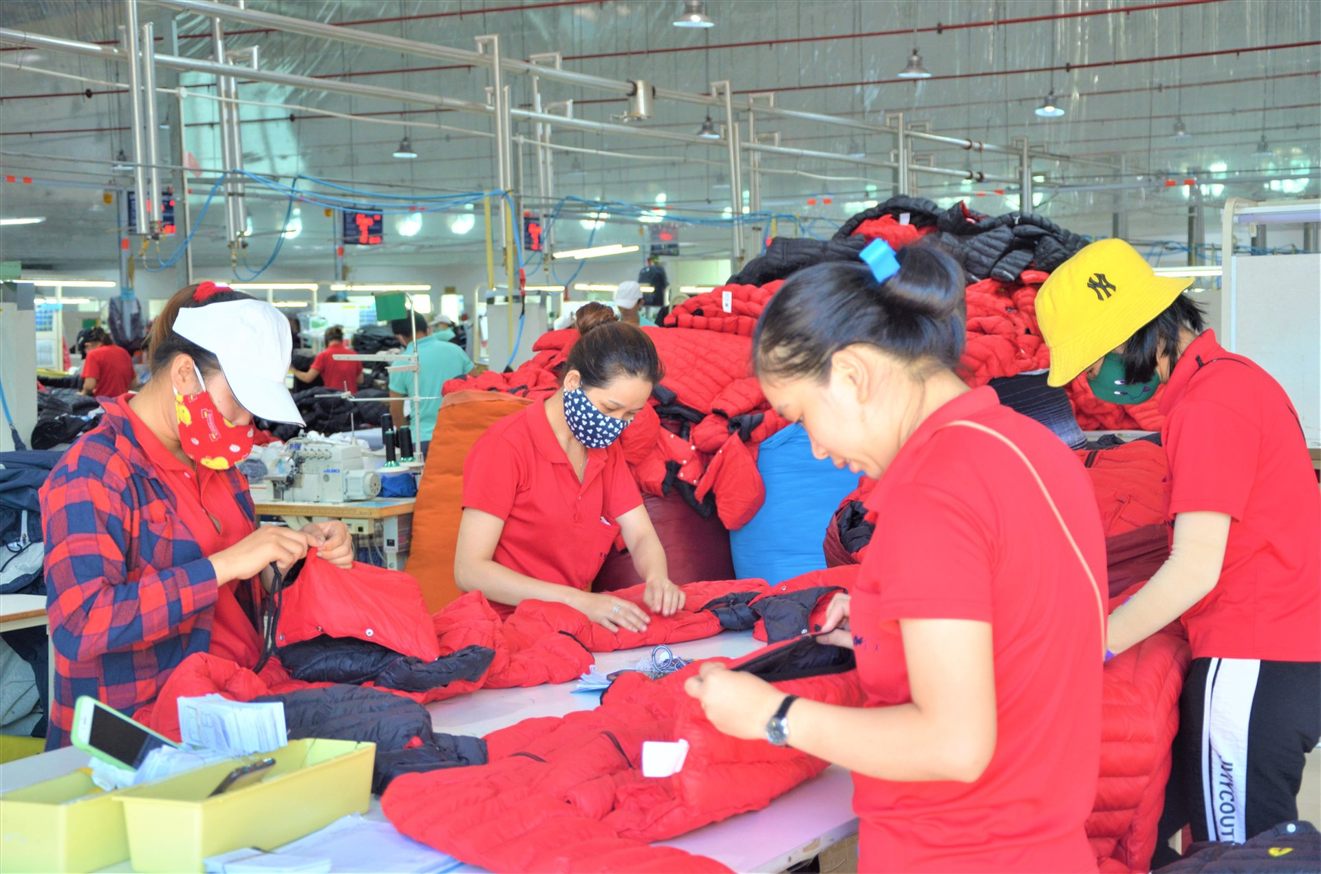 Nhiều DN, nhất là DN hoạt động trong ngành dệt may gặp rất nhiều khó khăn trong 6 tháng đầu năm 2023 do đối tác giảm đơn hàng. Ảnh: H.P
