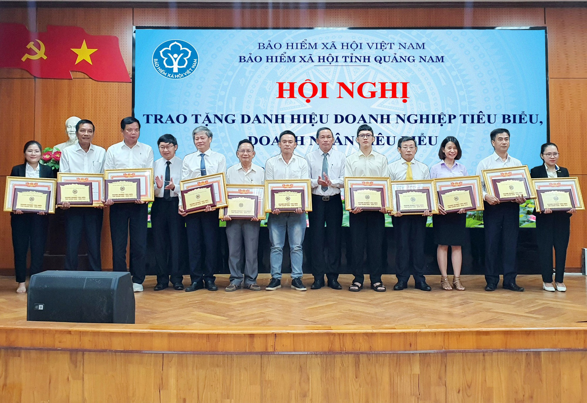 BHXH tỉnh đã tổ chức tuyên dương khen thưởng các tập thể và cá nhân theo ủy quyền của BHXH Việt Nam và UBND tỉnh. Ảnh: D.L