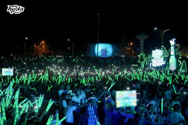 Đông đảo khán giả tham gia đêm nhạc Huda Beach Carnival 2023 và cùng tạo nên biển màu xanh lá rực rỡ.
