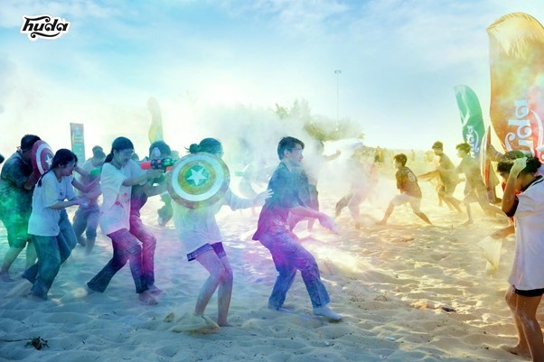 Các bạn trẻ nhập cuộc hết mình trên sân chơi bùng nổ sắc màu tại bãi biển Tam Thanh.