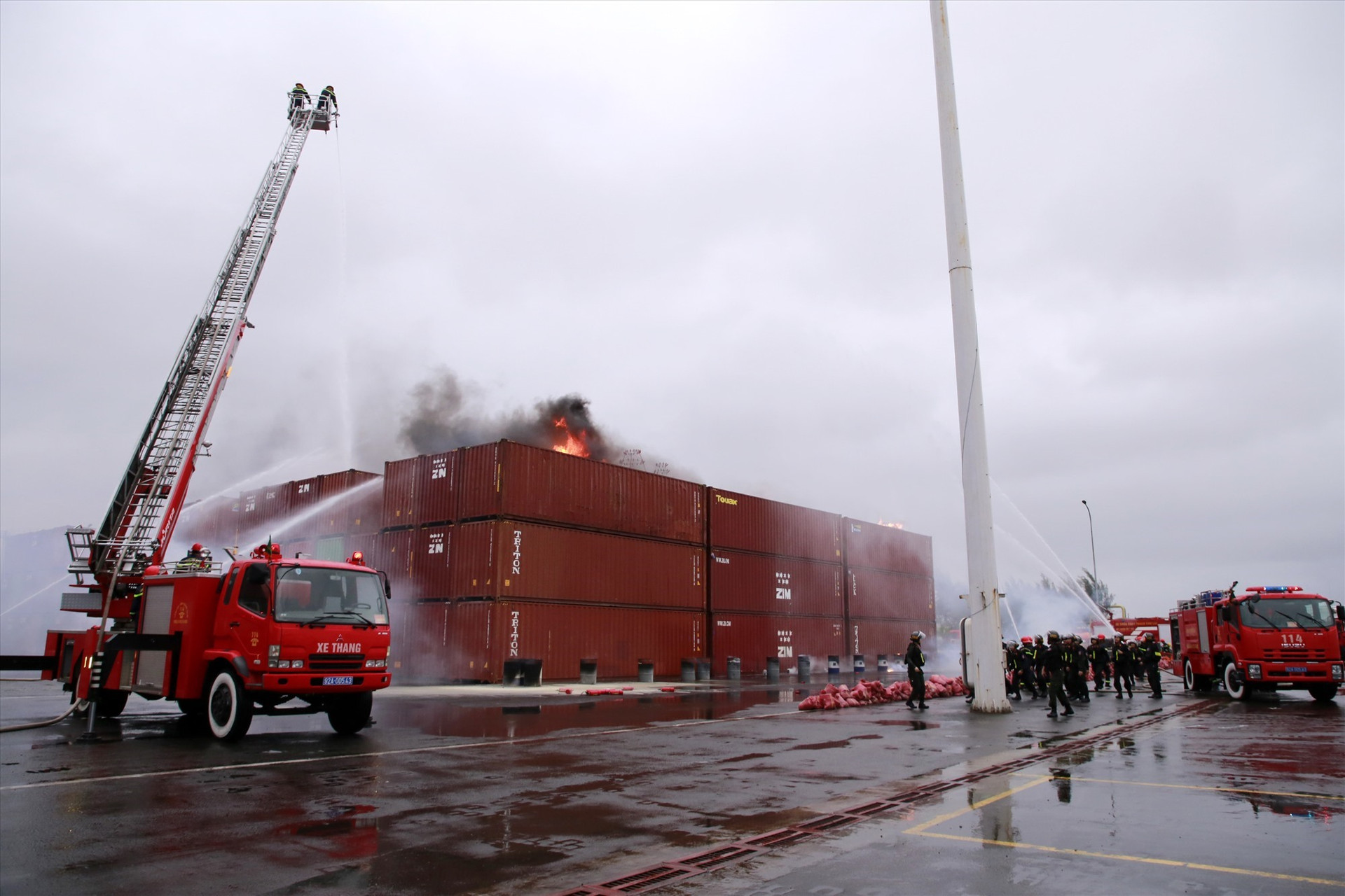 Diễn tập chữa cháy quy mô lớn tại cảng Khu công nghiệp và Hậu cần cảng Chu Lai năm 2022. Ảnh: Thành Công