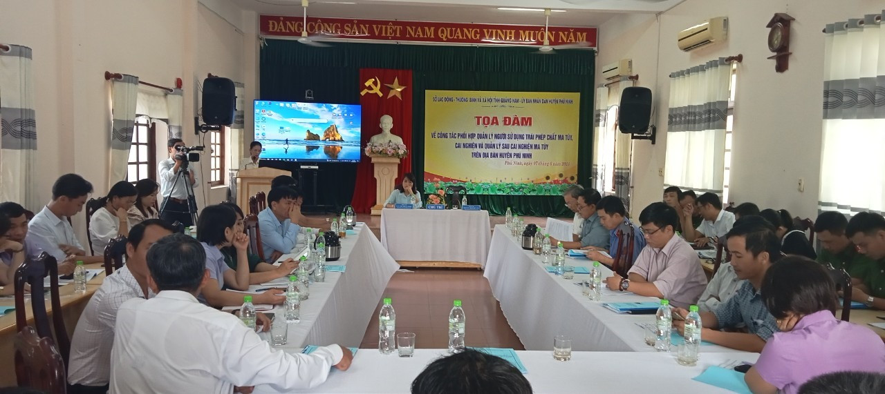 Tọa đàm về phối hợp quản lý người sử dụng trái phép chất ma túy, cai nghiện và quản lý sau cai nghiện ma túy được tổ chức tại Phú Ninh. Ảnh: M.L
