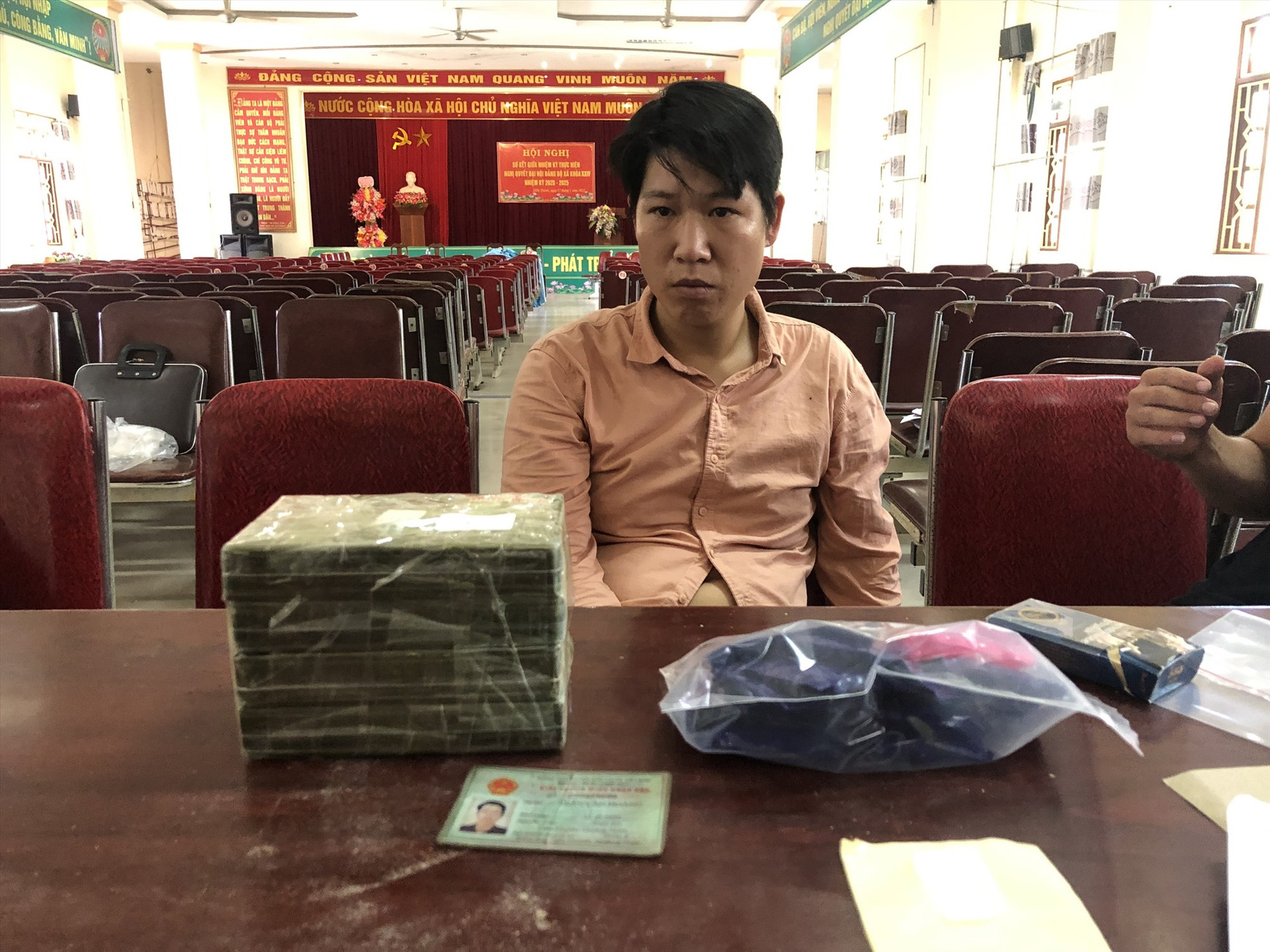 Đối tượng Trần Văn Hoàng (SN 1992, xã Tiên An, Tiên Phước) bị bắt giữ về hành vi mua bán trái phép chất ma túy. Ảnh: Công an cung cấp