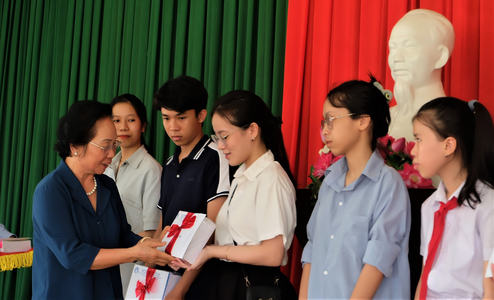 Bà Nguyễn Thị Doan trao học bổng động viên các em học sinh. Ảnh: M.L