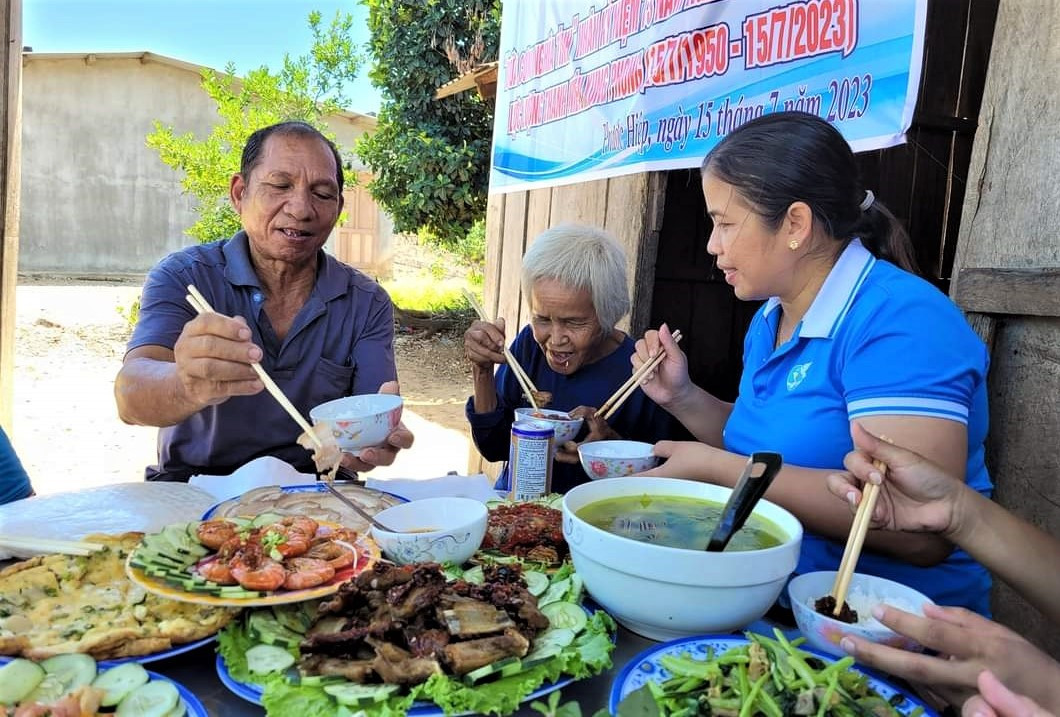 “Bữa cơm nghĩa tình” được tổ chức tại nhà của các cựu TNXP xã Phước Hiệp. Ảnh: Đ.N