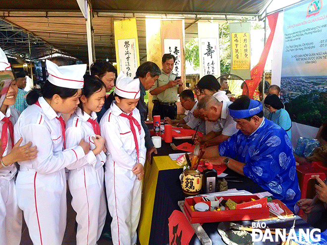 Gian thư pháp của Chi hội Hán Nôm quận Ngũ Hành Sơn tái hiện nét văn hóa cho chữ tại lễ hội Quán thế âm thu hút các bạn trẻ. Ảnh: Đ.H.L