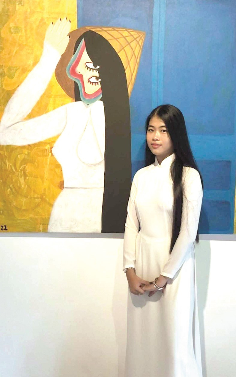 Họa sĩ Khánh An tại triển lãm “Tôi đi tìm tôi“.
