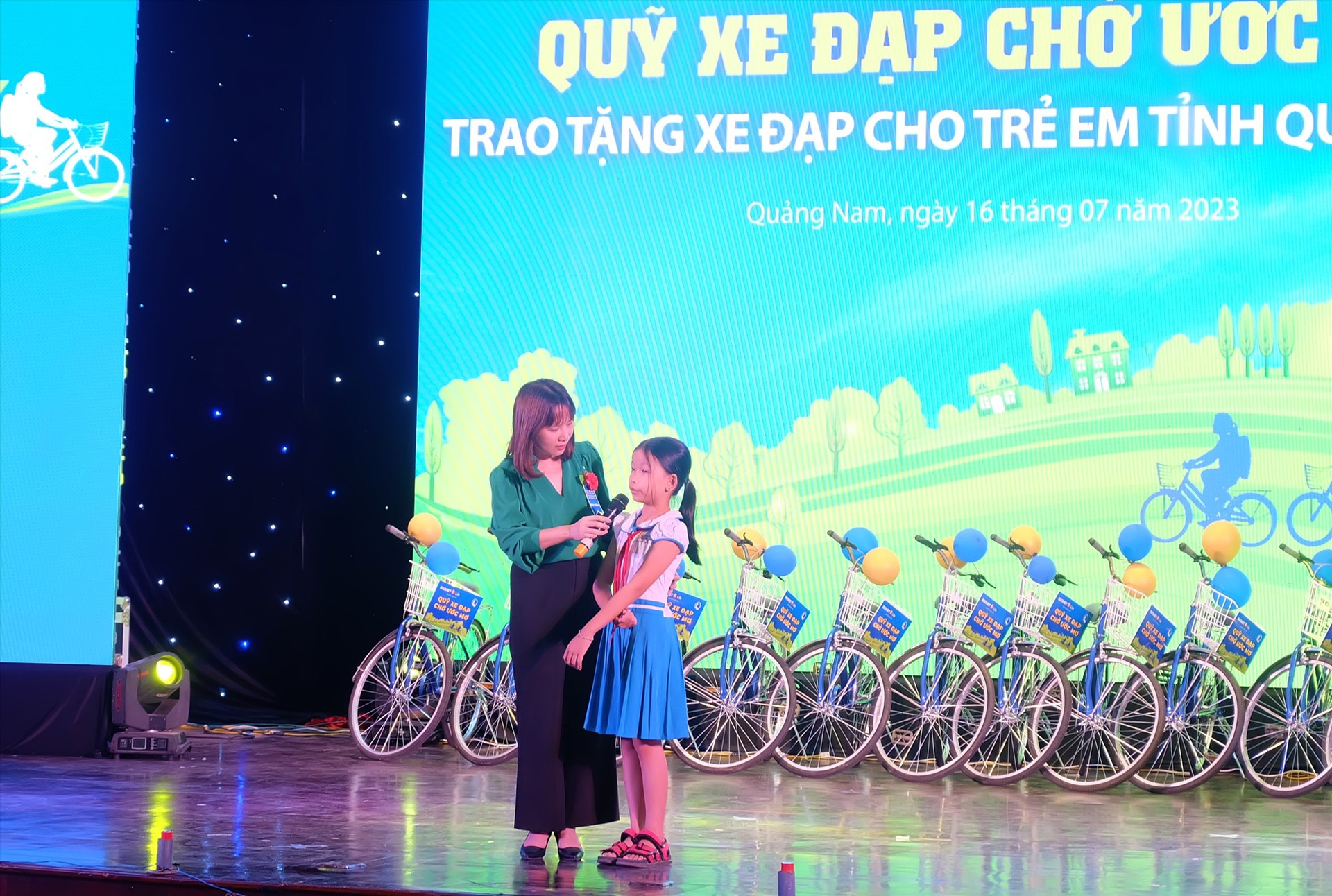 Bà Vũ Thị Thúy Huyền - Phó Giám đốc Quỹ Bảo trợ trẻ em Việt Nam giao lưu với một em học sinh nhận học bổng tại chương trình. Ảnh: M.L