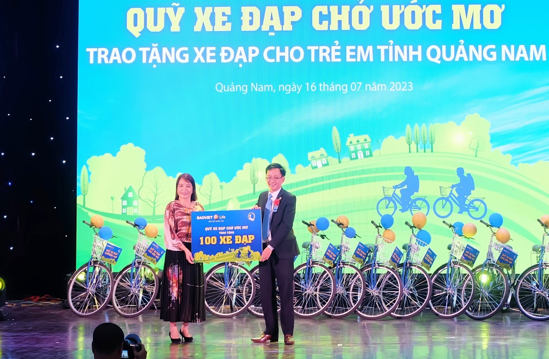Thông qua Quỹ Bảo trợ trẻ em Việt Nam, Bảo Việt nhân thọ trao tặng 100 xe đạp cho học sinh khó khăn trên địa bàn tỉnh Quảng Nam. Ảnh: M.L