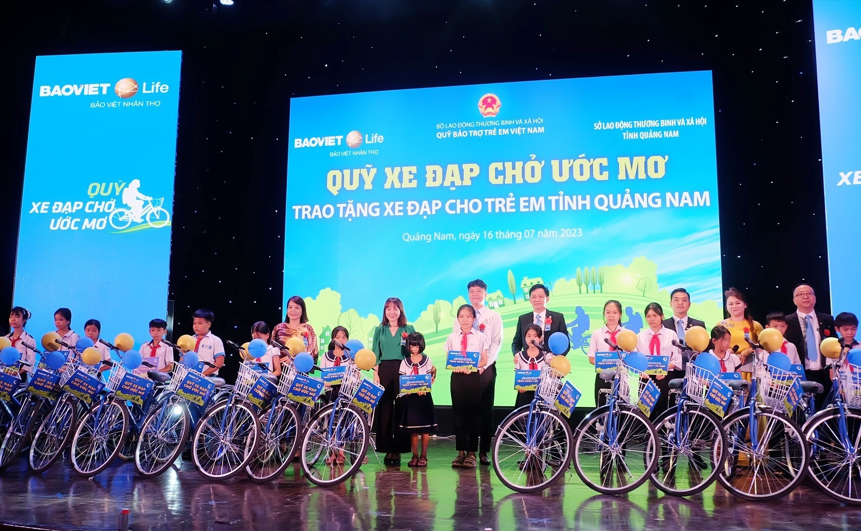 Bảo Việt nhân thọ Việt Nam trao tặng 40 xe đạp cho học sinh khó khăn của TP.Tam Kỳ và huyện Tiên Phước. Ảnh: M.L