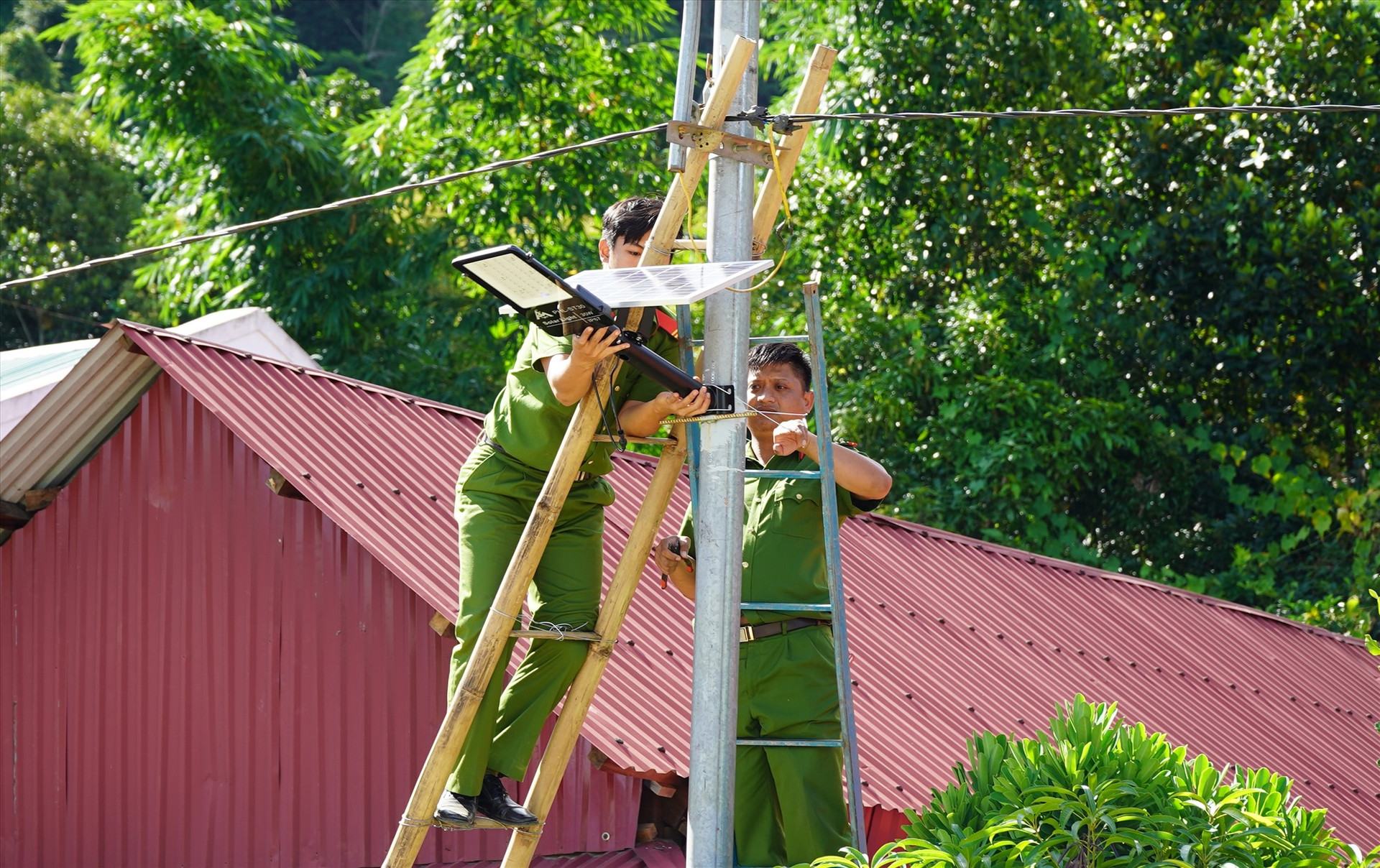 Ảnh 5: Đoàn viên Thanh niên Công an tỉnh thi công công trình Ánh sáng an ninh vùng biên bằng năng lượng mặt trời.