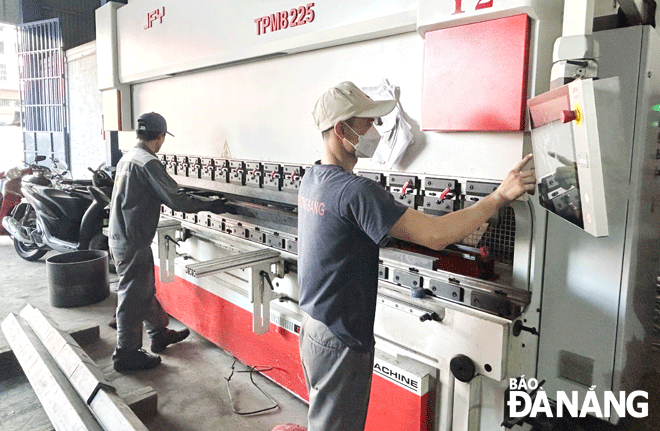 Nguồn vốn tại Quỹ Đầu tư phát triển giúp doanh nghiệp có thêm nguồn lực tài chính để sản xuất, kinh doanh. Trong ảnh: Công nhân làm việc tại Công ty TNHH Trường Sáng (quận Liên Chiểu). Ảnh: M.Q