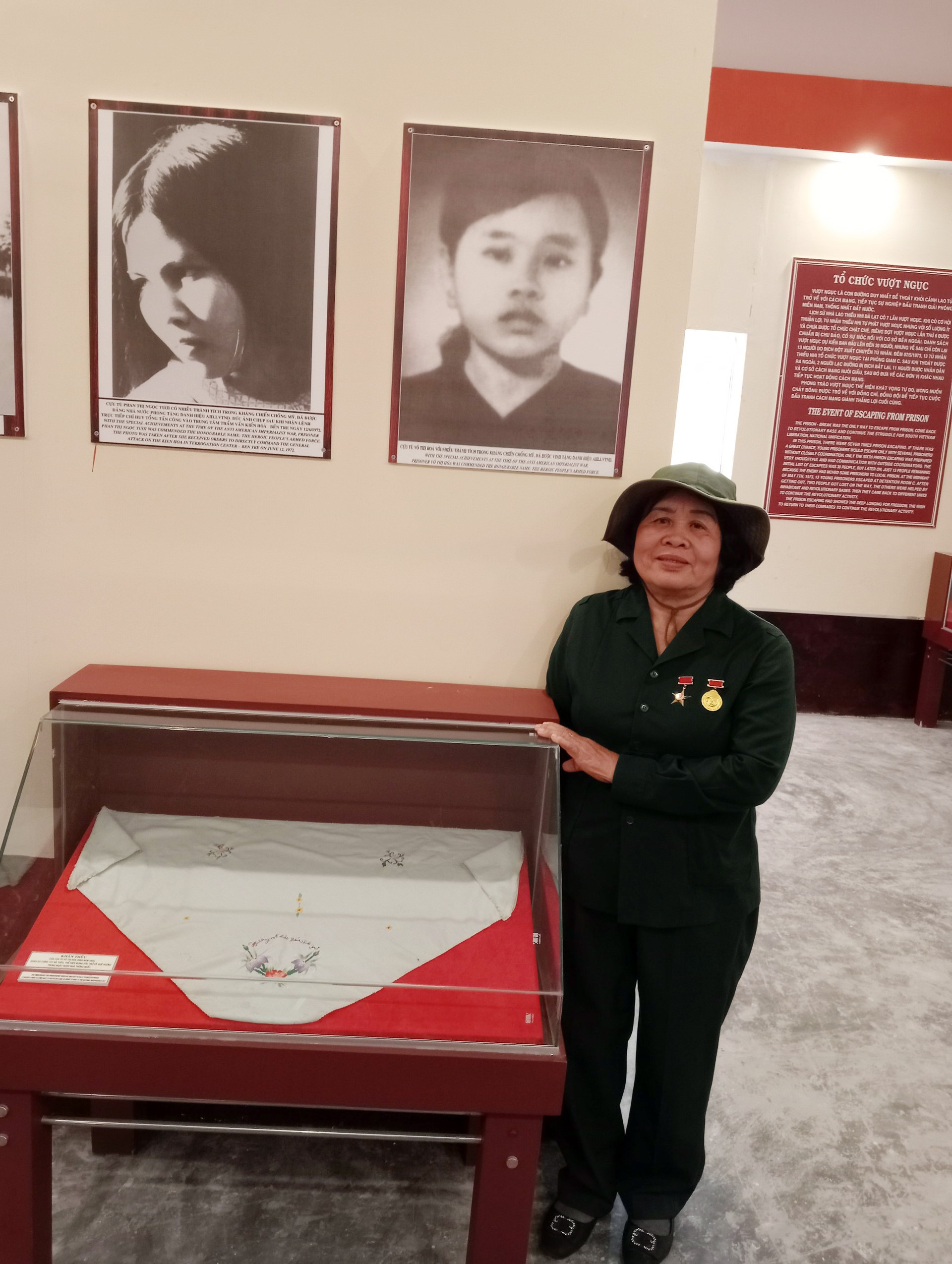 Anh hùng Lực lượng vũ trang nhân dân Võ Thị Hóa và hiện vật chiếc khăn thêu của bà hiến tặng đang trưng bày tại nhà lao thiếu nhi Đà Lạt.