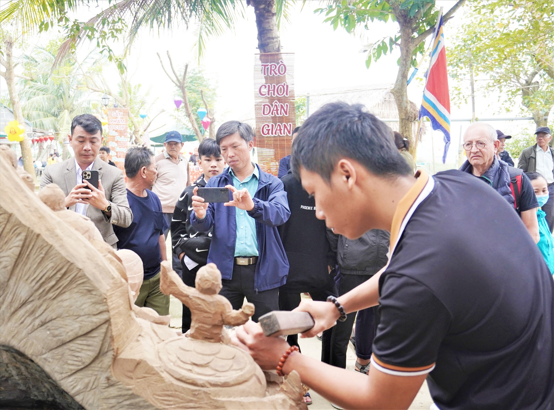 Nghề mộc truyền thống ở Kim Bồng được nhiều du khách yêu thích tìm hiểu. Ảnh: Phan Sơn.