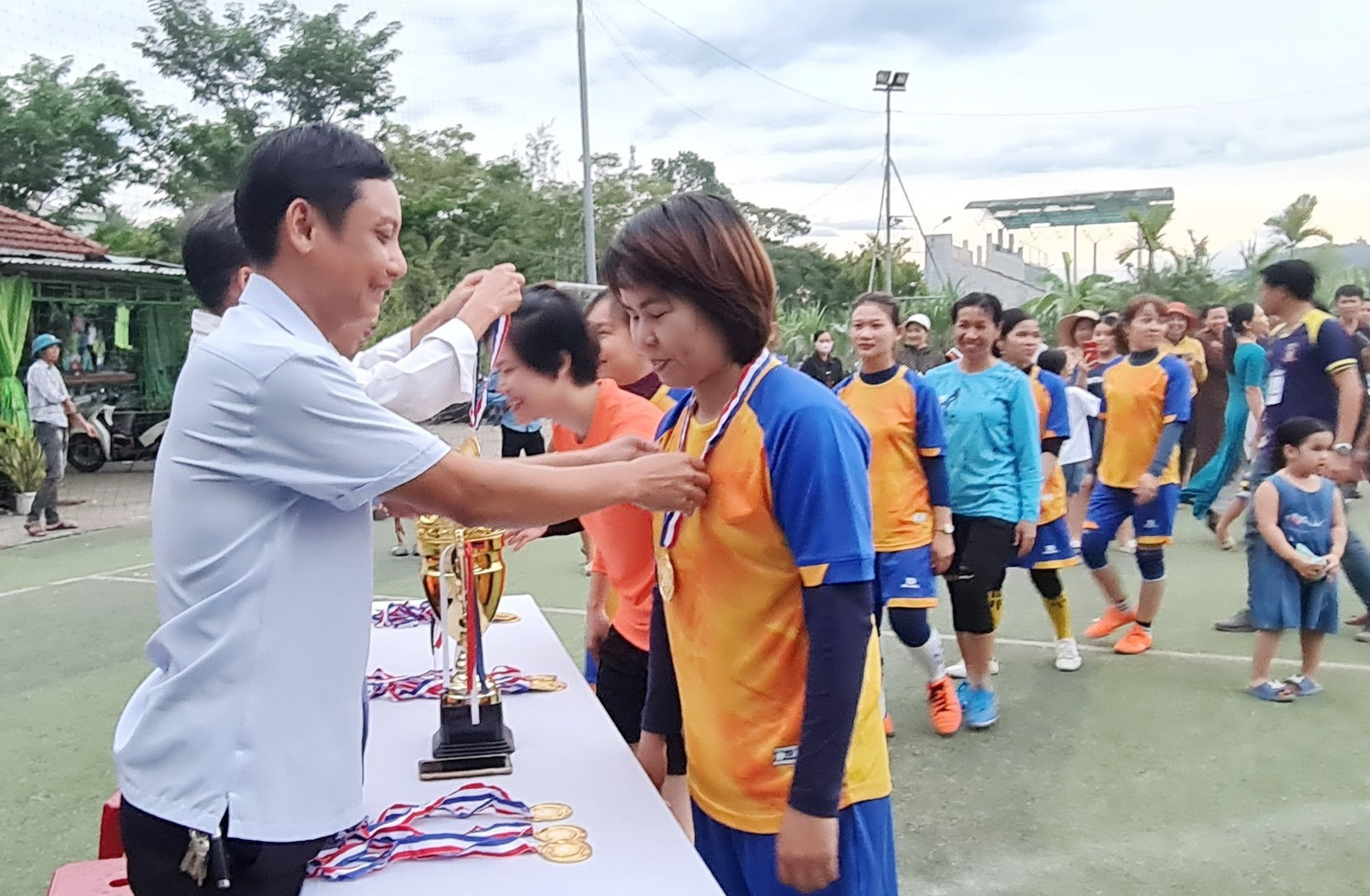 Các cầu thủ đội Tiên Phong nhận huy chương vàng từ ban tổ chức. Ảnh: D.L