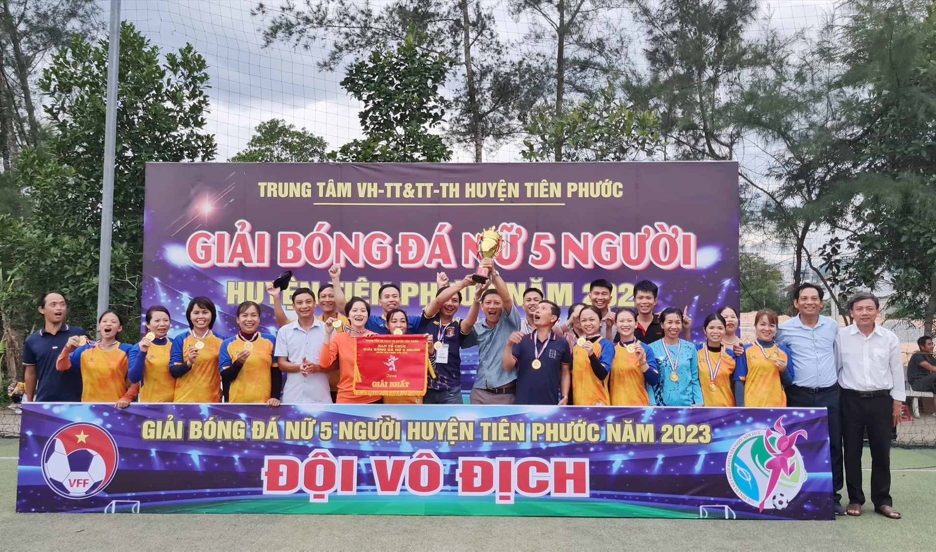 Đội bóng nữ xã Tiên Phong vô địch giải bóng đá nữ 5 người huyện Tiên Phước. Ảnh: D.L