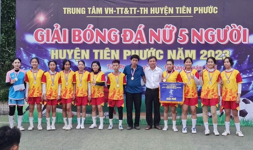 Đội bóng nữ xã Tiên Lộc về nhì nhận huy chương bạc. Ảnh: D.L