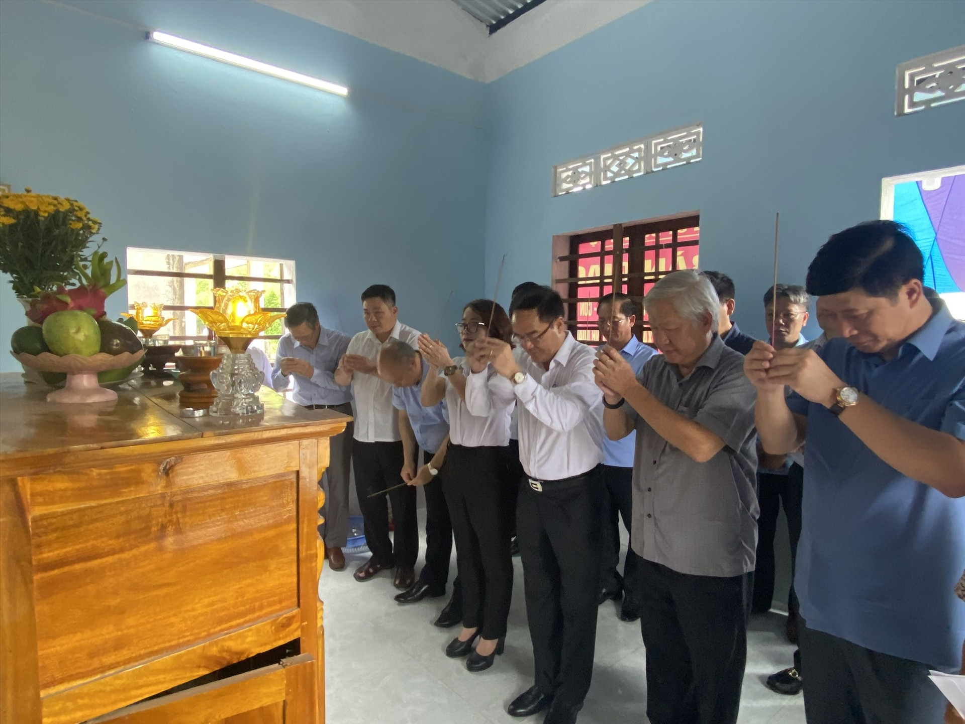 Đoàn viếng hương liệt sỹ tại gia đình bà Phạm Thị Sen. Ảnh: K.L
