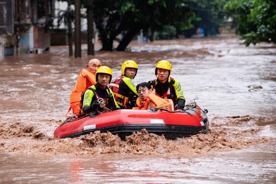 Bên cạnh nắng nóng, mưa lớn và lũ lụt gây thiệt hại nặng nề tại nhiều nơi ở Trung Quốc. Ảnh: Reuters
