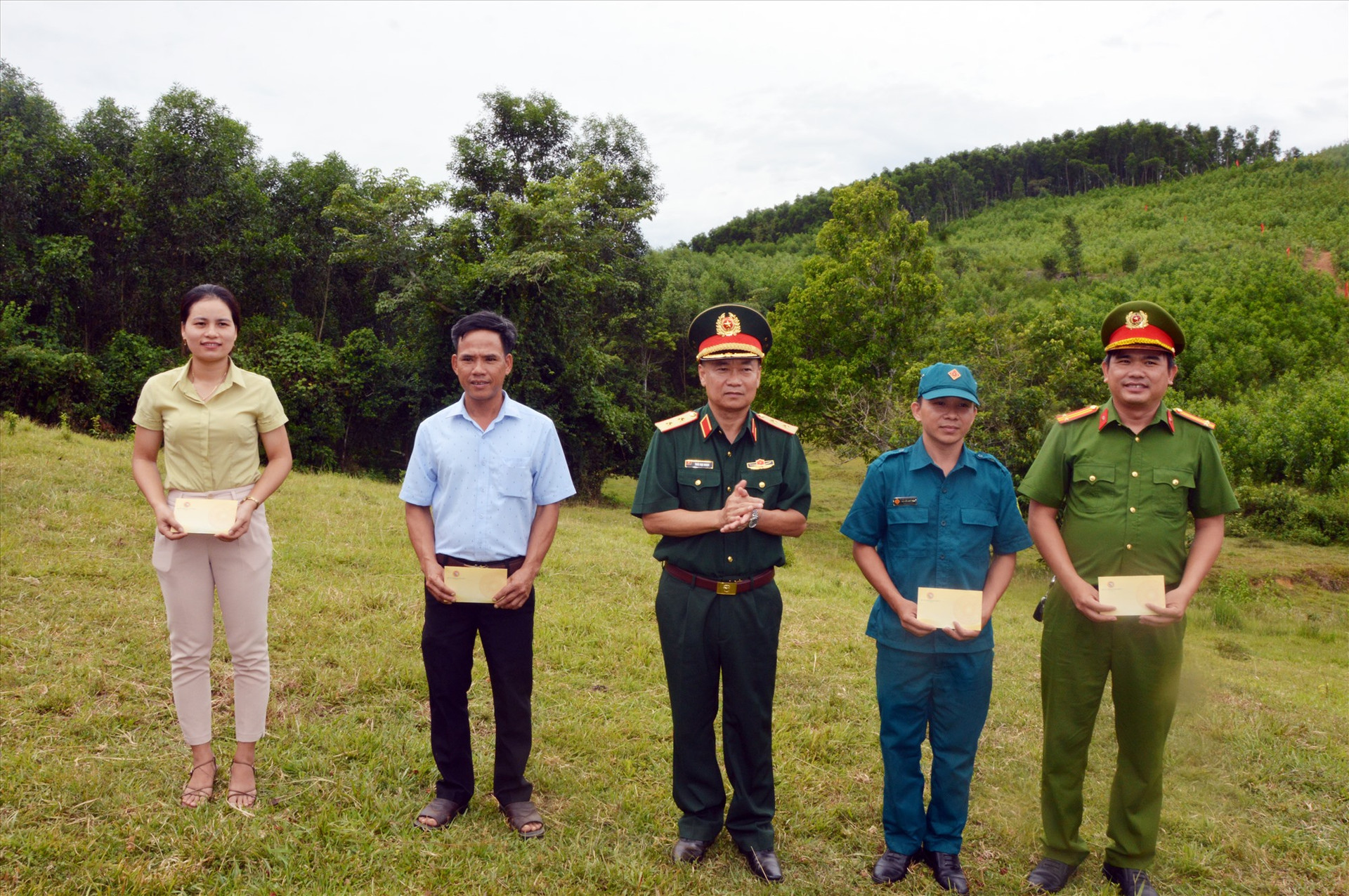 Trung tướng Thái Đại Ngọc, Tư lệnh QK tặng quà cho cấp ủy, chính quyền xã Tiên Hà, huyện Tiên Phước.