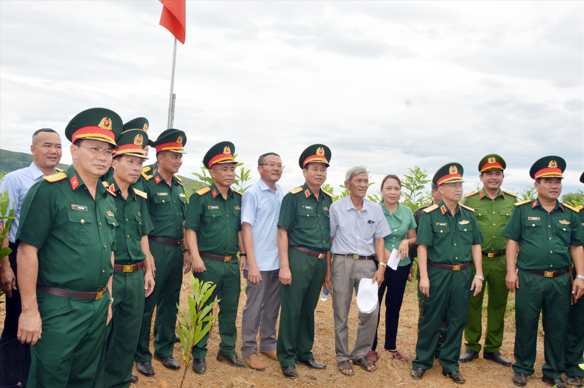 Trung tướng Thái Đại Ngọc, Tư lệnh Quân khu 5 cùng đoàn công tác tiến hành khảo sát vị trí xây dựng Khu tưởng niệm.
