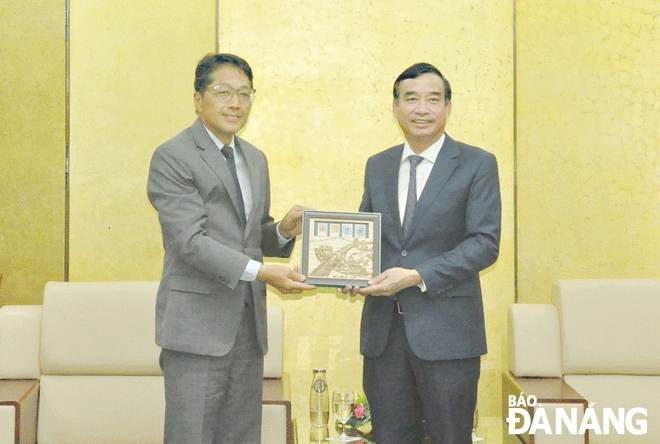 Chủ tịch UBND thành phố Lê Trung Chinh (bên phải) trao quà lưu niệm cho ông Keisuke Koshijima - Phó Chủ tịch điều hành Tập đoàn Kajima . Ảnh: THÀNH LÂN