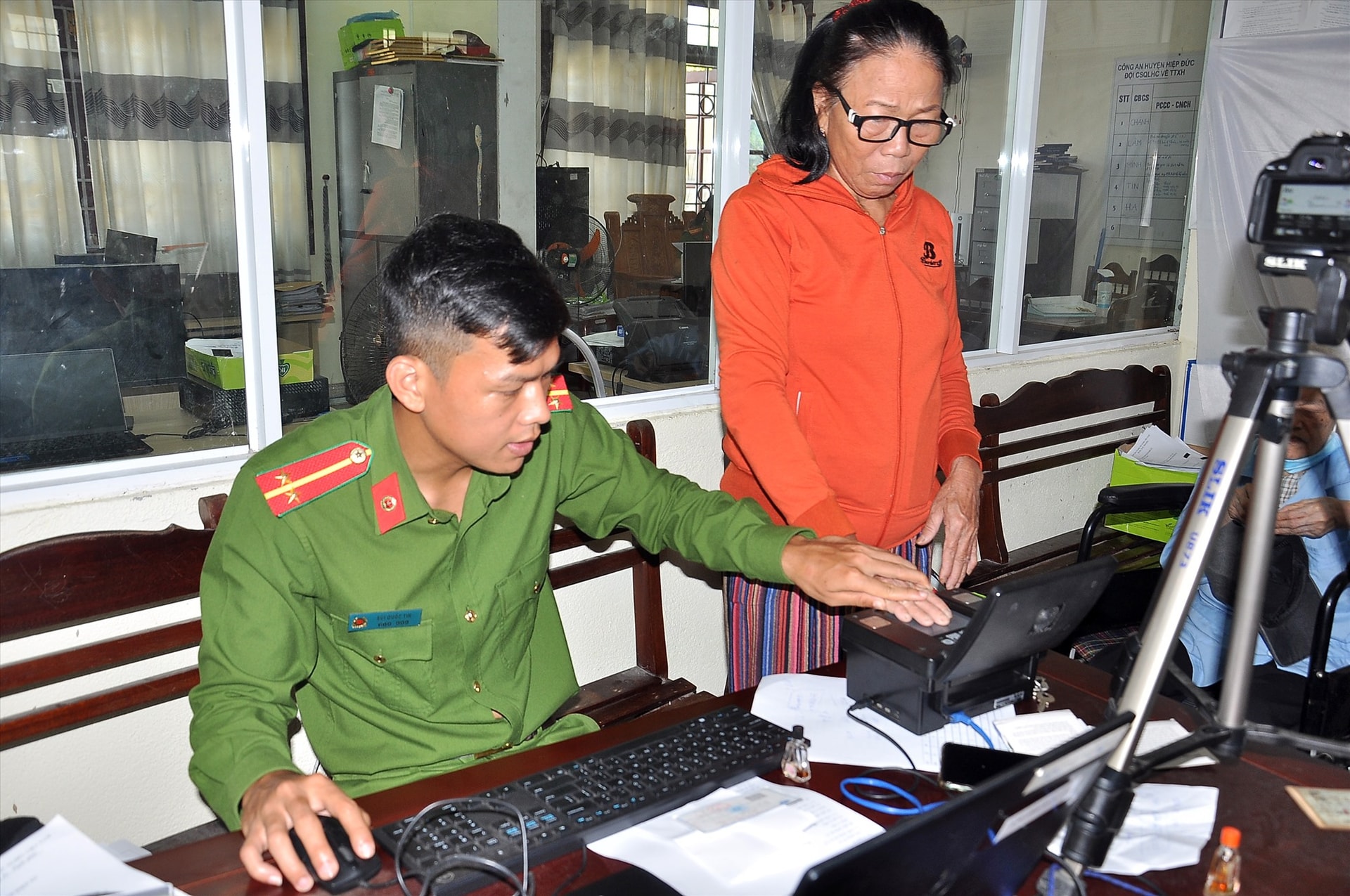 Công an Quảng Nam nỗ lực trong triển khai Đề án 06. TRONG ẢNH: Công an huyện Hiệp Đức làm thủ tục định danh điện tử cho công dân. Ảnh: V.A