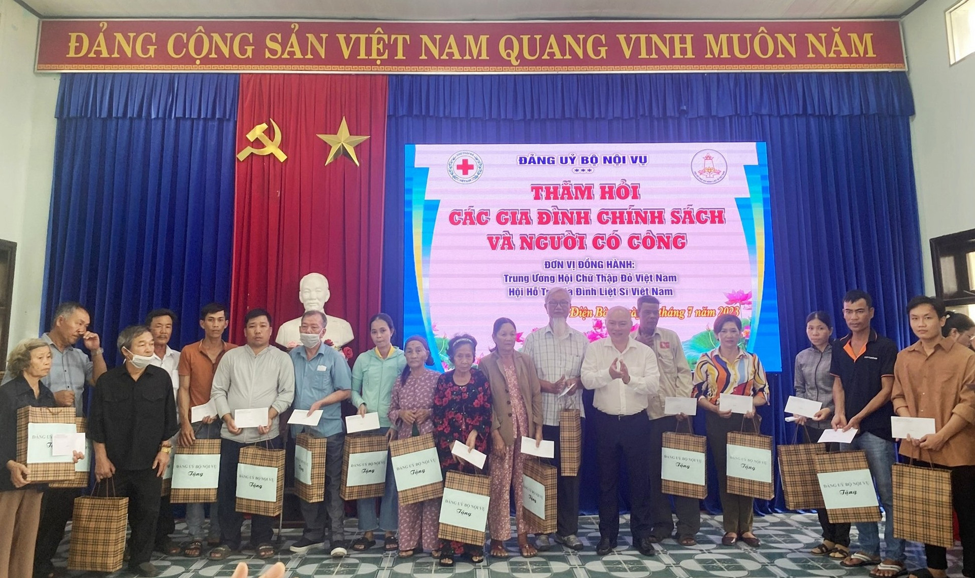 Bộ Nội vụ trao 150 suất quà cho gia đình chính sách và người có công tại thị xã Điện Bàn. Ảnh: K.L