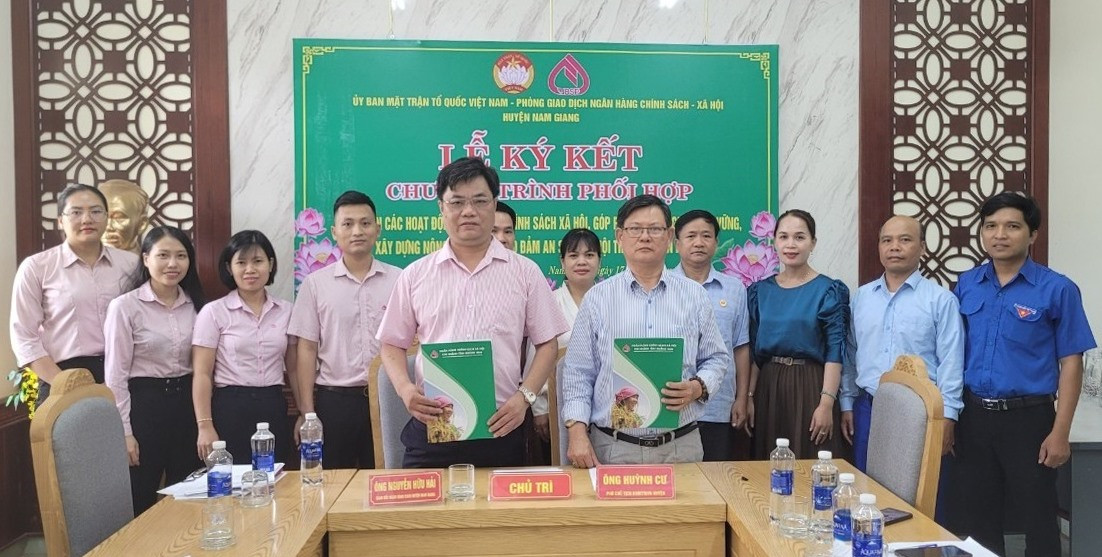 MTTQ Việt Nam huyện Nam Giang và Phòng giao dịch Ngân hàng Chính sách xã hội huyện ký kết Chương trình phối hợp.