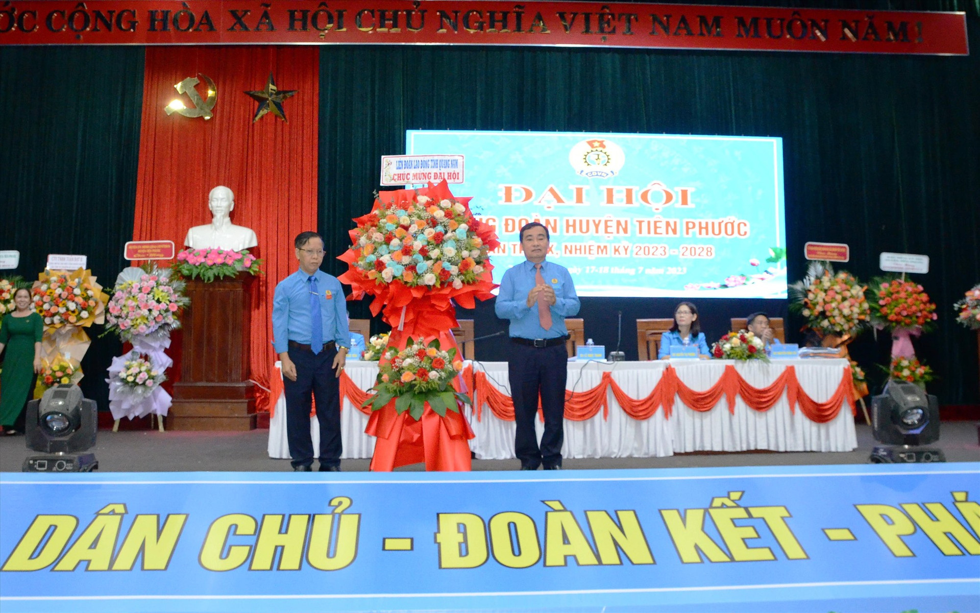 Ông Phan Xuân Quang, Chủ tịch LĐLĐ tỉnh Quảng Nam tặng hao chúc mừng đại hội. Ảnh:N.HƯNG