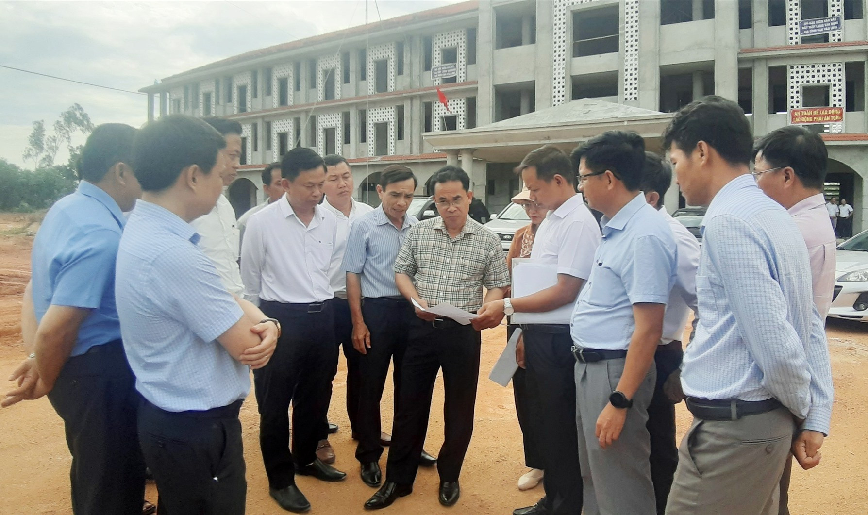 Phó Chủ tịch UBND tỉnh Trần Anh Tuấn cùng đoàn công tác kiểm tra tiến độ xây dựng Trường THPT Trần Đại Nghĩa. Ảnh: N.S