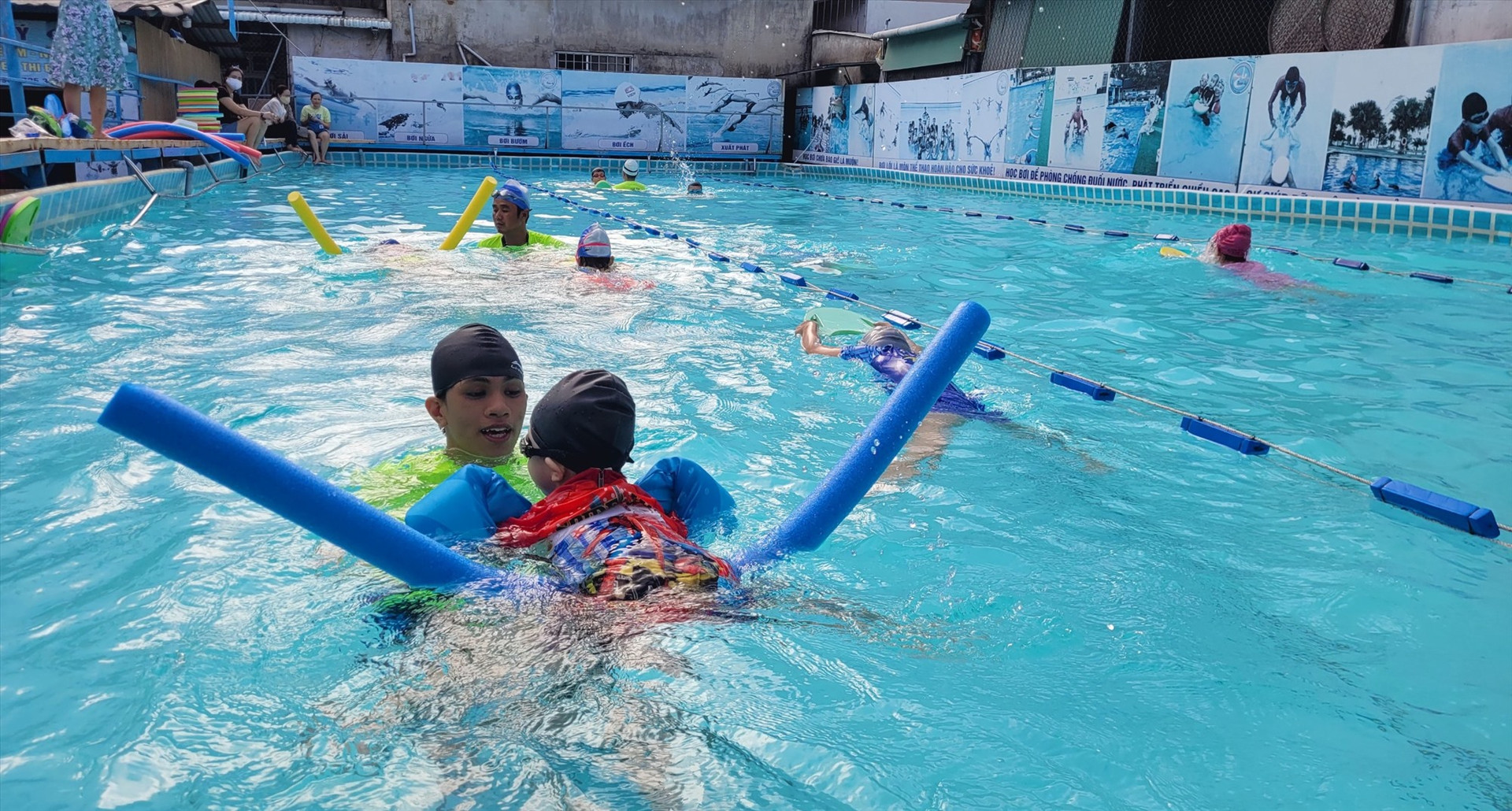 Trẻ em cần được học bơi và các kỹ năng an toàn trong môi trường nước. Ảnh: A.B