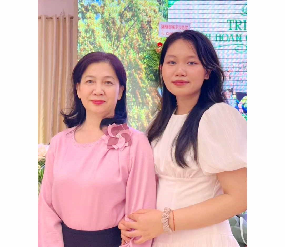 Nguyễn Thị Mai Huyền và mẹ. Ảnh: NVCC