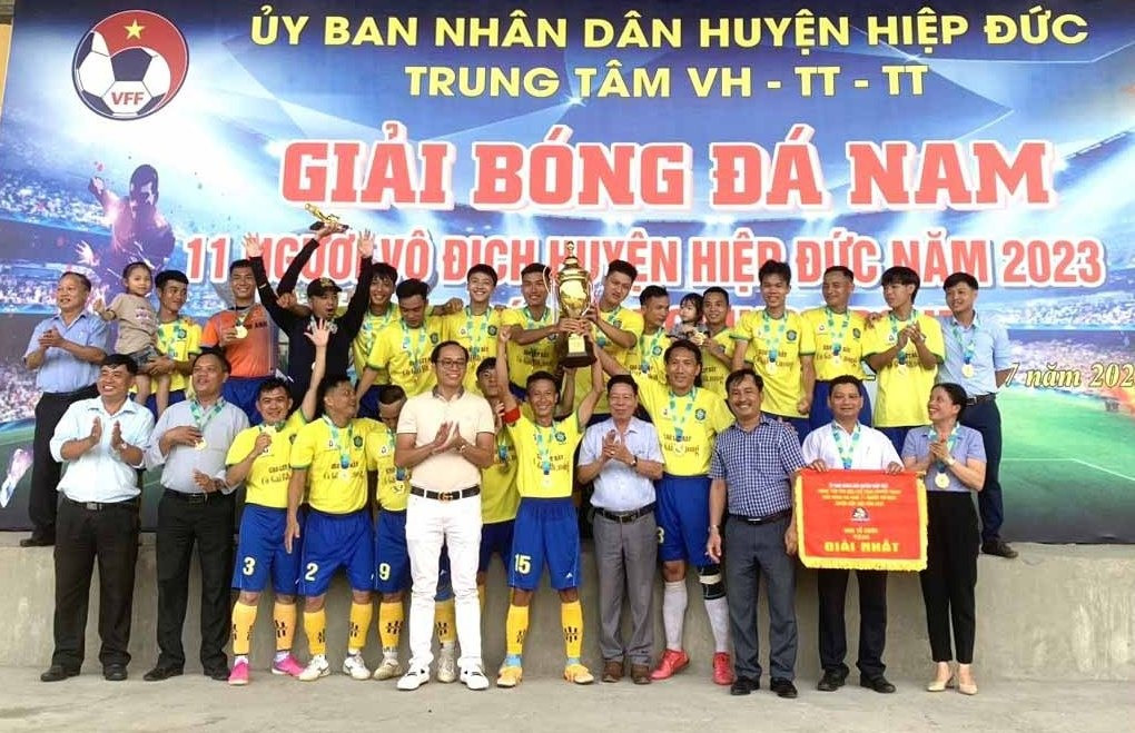 Lãnh đạo huyện Hiệp Đức và nhà tài trợ trao giải Nhất và cúp vô địch cho đội bóng thị trấn Tân Bình. Ảnh: CTV