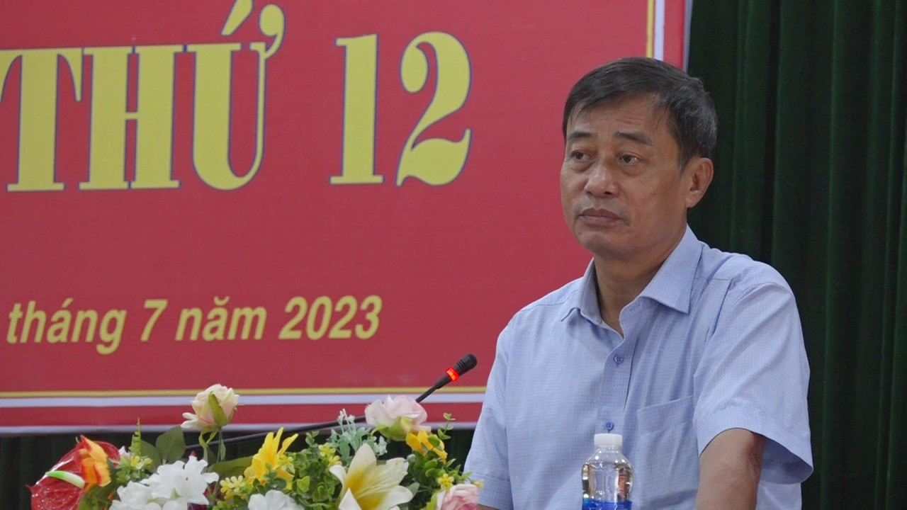 Bí thư Huyện ủy, Chủ tịch HĐND huyện Đông Giang Đỗ Tài phát biểu tại kỳ họp