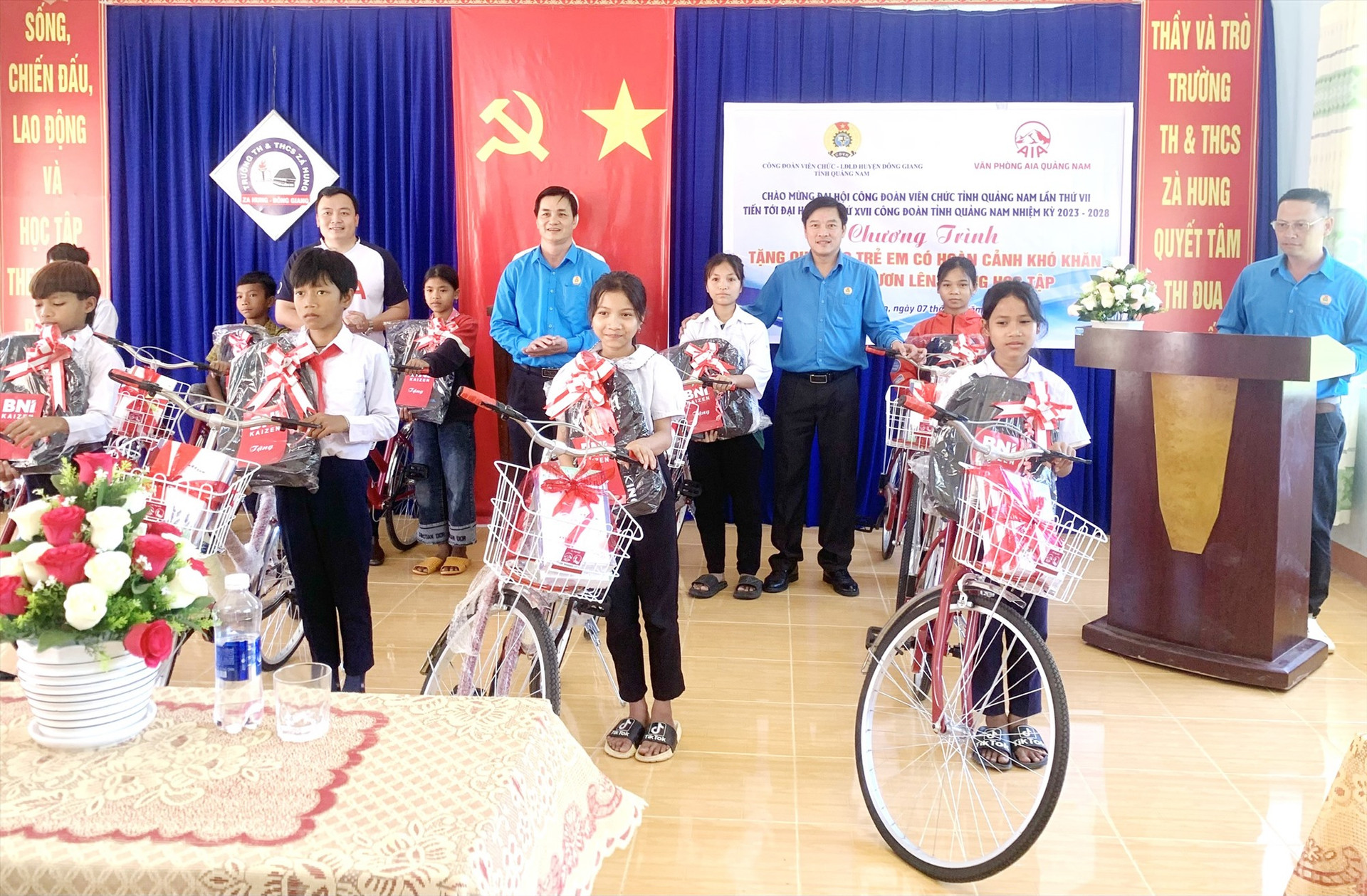 Công đoàn viên chức cùng đơn vị tài trợ trao tặng xe đạp, học bổng cho học sinh là con của đoàn viên. Ảnh: D.L