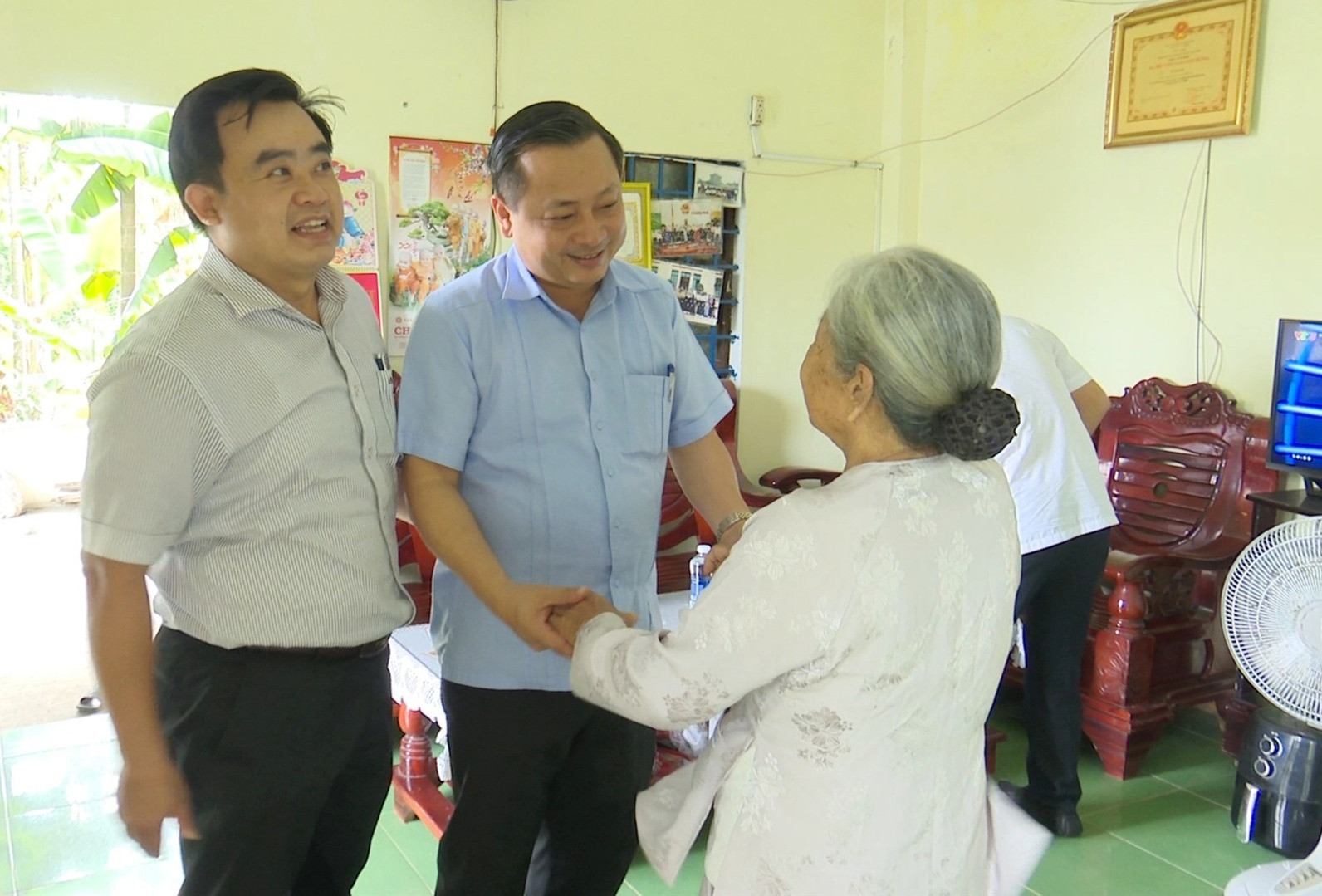 Lãnh đạo huyện Đại Lộc thăm hỏi Mẹ VNAH. Ảnh: N.D