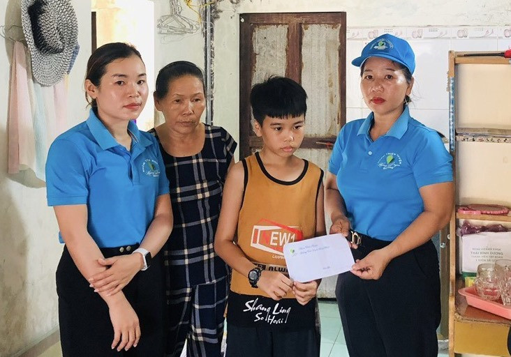 Nhóm thiện nguyện Hướng Tâm Duyên trao tiền hỗ trợ cho em Nguyễn Hoàng Nhất Thiên, xã Bình Minh.