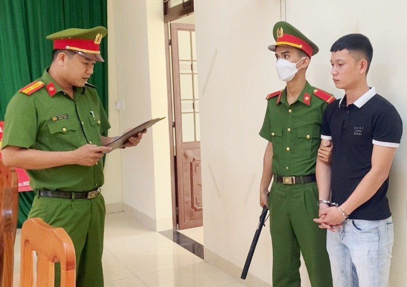Đọc lệnh bắt tạm giam đối với Hồ Tấn Đạt. Ảnh: S.H