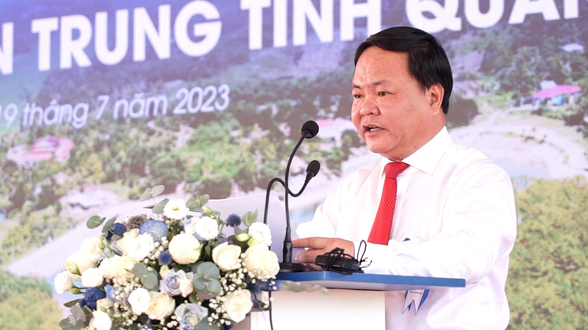 Phó Chủ tịch UBND tỉnh Nguyễn Hồng Quang phát biểu khởi công dự án. Ảnh: Đ.L